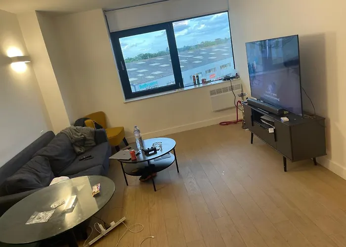 Lovely Bright, Modern 1-Bed Apartment