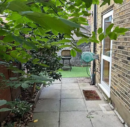 Cozy 2 Bed Flat ! Amazing Bath!
