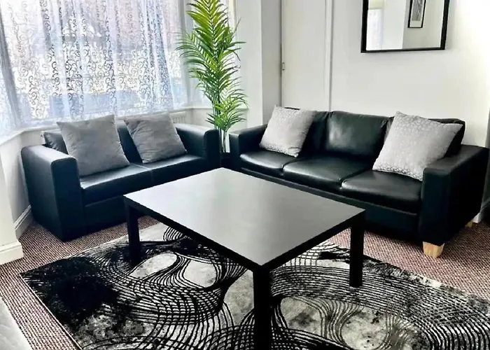 Entire 2-Bedroom Stylish Flat, Wembley Park