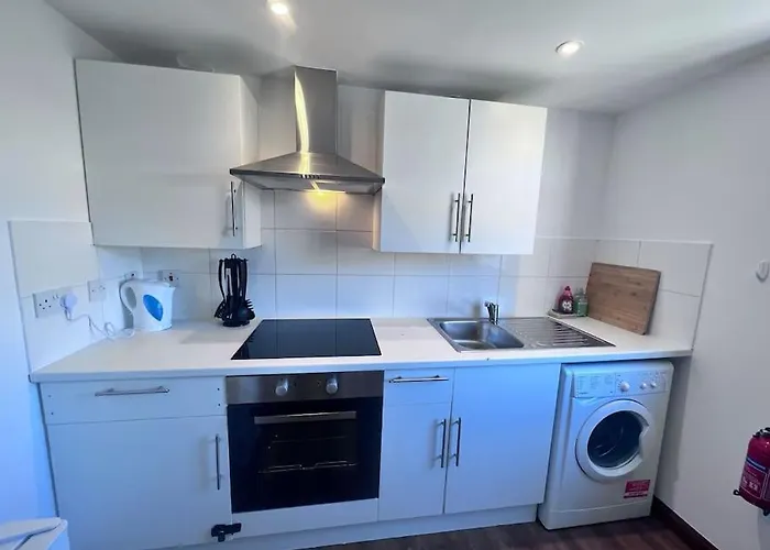 Flat 10 Near Westfield Centre, 1 Bedroom, 1 Bathroom Flat