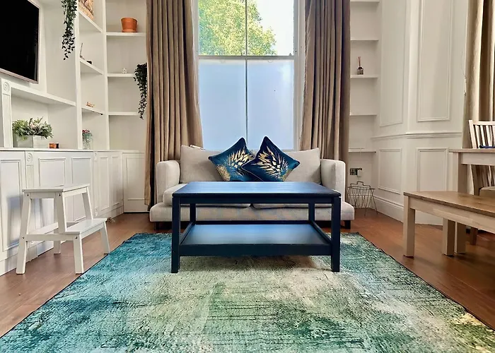 Luxurious 2-Bedroom, 2-Bathroom Paddington Retreat With En-Suite Tv Bed