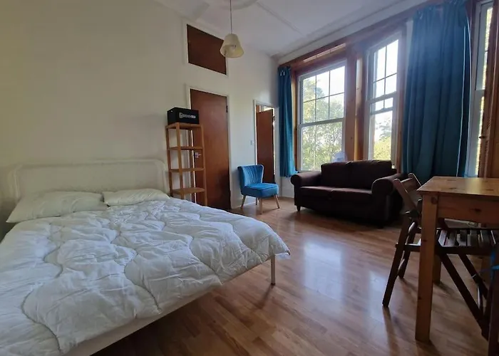 Bright Well Located Studio Flat