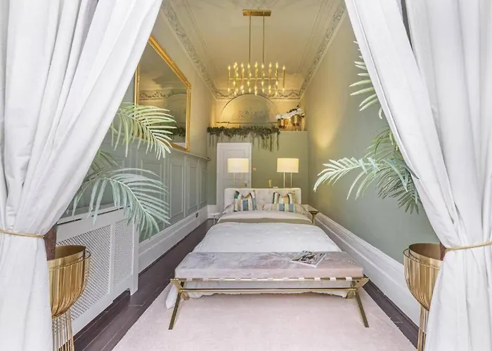 Stunning Hyde Park Home With Private Balcony & Lift Elevator Access