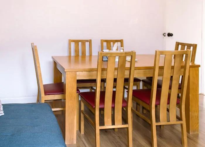 Nice 4 Bedroom Apartment Near City Centre 2-Min Walk To Metro !! Business & Family Friendly!!