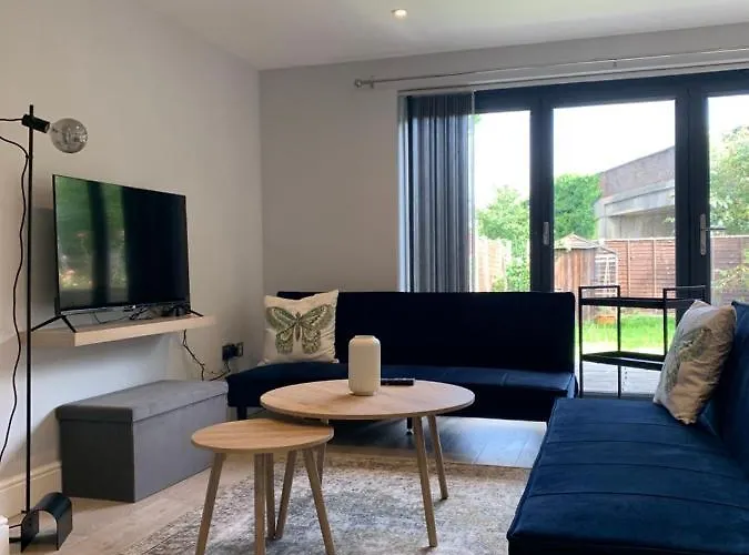 Wonderful 3 Bed Flat With Private Garden In Wimbledon - 1 The Queens
