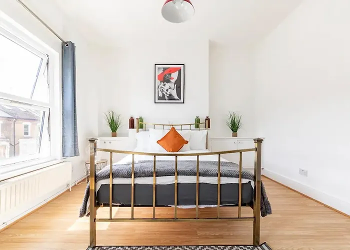 Large, Bright And Spacious 3 Bed Flat In London