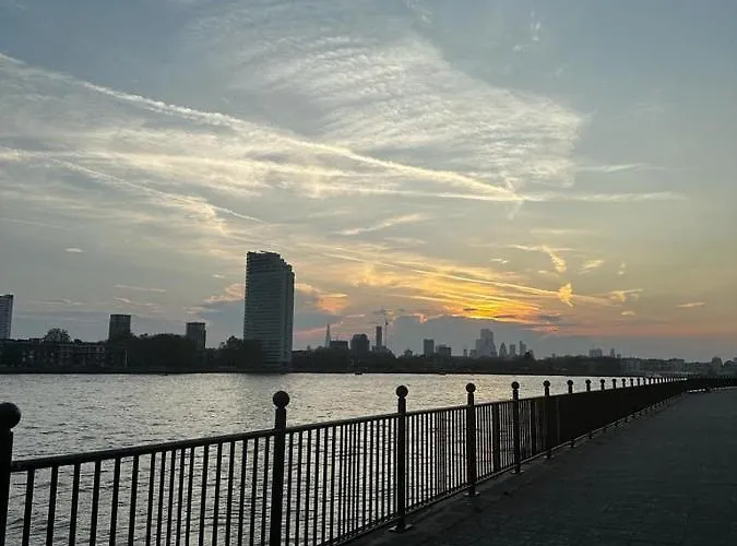 Riverside En Suite Double Room E14
