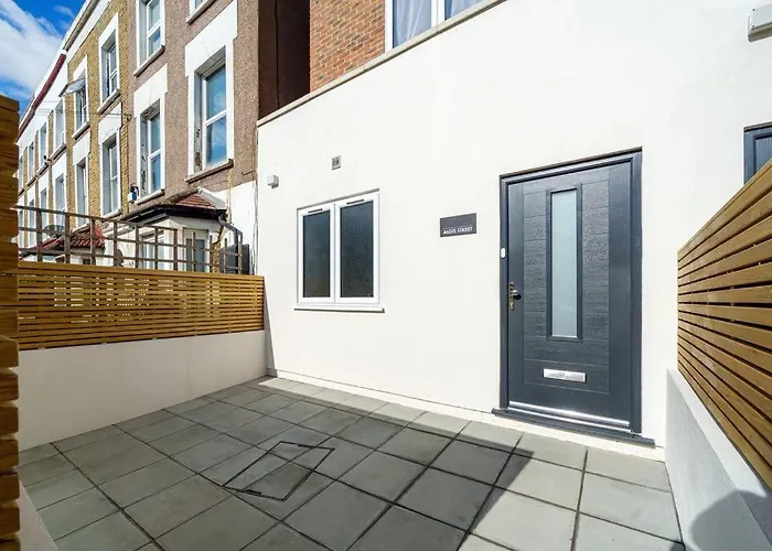 Cosy Tooting Retreat: 2-Bed Gem
