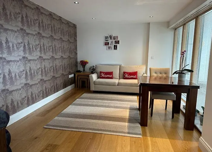 Bright And Spacious Flat In Wimbledon, London