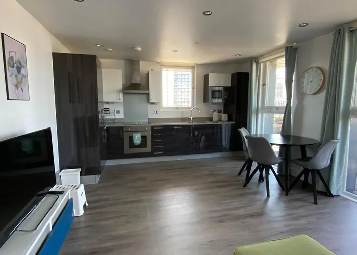 Morden 2Bed2Bath London Zone2 City/River View Home