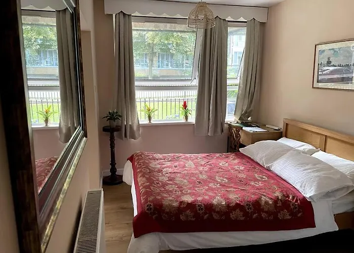 Spacious Bedroom Apartment Near Tube