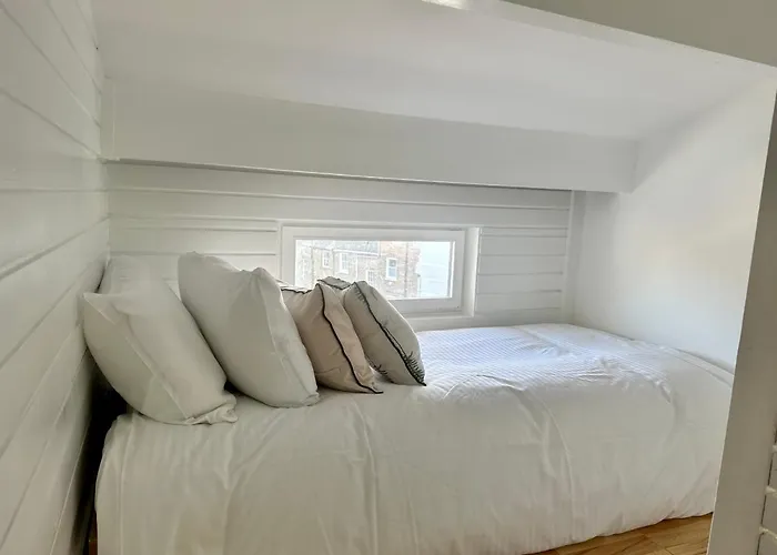 Stylish Primrose Hill Apartment With Balcony