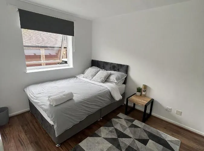 Canary Wharf Haven - Spacious & Homely Entire 1 Bedroom Flat