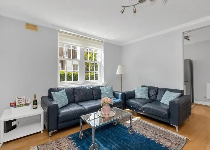 Entire Flat In Heart Of Chelsea Hosted By Zahra