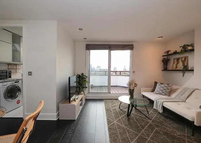 2 Bedroom Chic Apartment With Private Balcony In Notting Hill