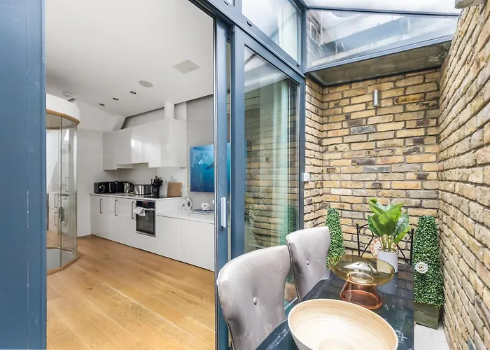Trafalgar Square Arty Apartment