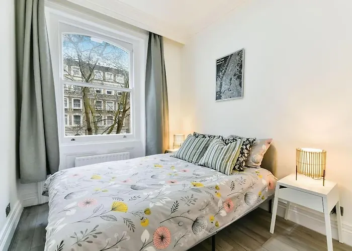 Knightsbridge Stylish Two Bedroom Apartment