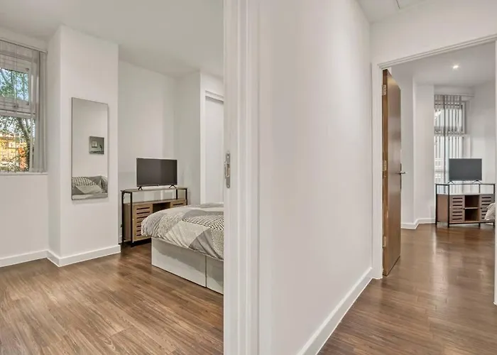 Heathrow 2-Bedroom Urban Oasis