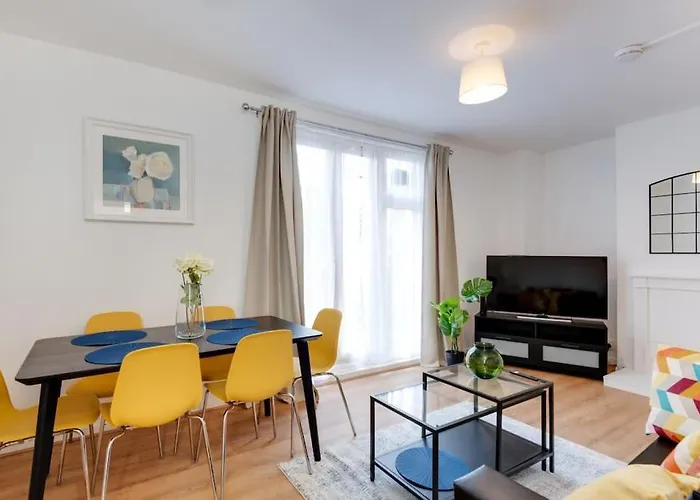 Lovely 3Bed Split Level Flat With Outside Space