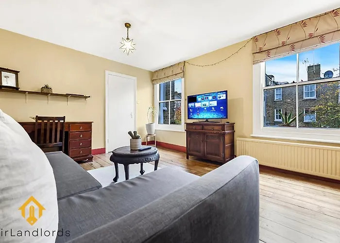 Peaceful 2-Bedroom Flat Near Queens Park Station