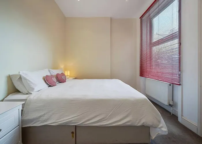 One-Bedroom Apartment In Queen\'S Park
