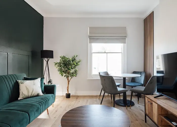 Stunning & Stylish 2 Bed Flat In West London