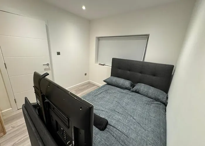 Modern 2Bd Apartment