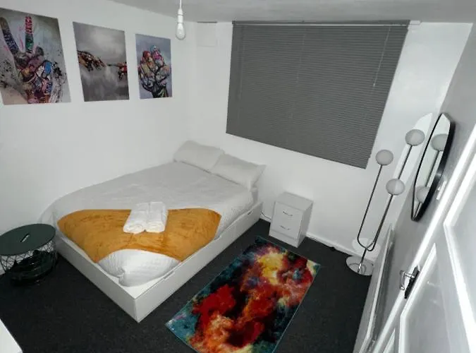 A Two Bedroom Cosy Hideaway Based In Greenwich