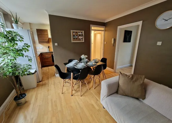 3 Bedrooms Flat Near Russell Square