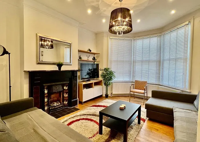 4 Bed House 10 Min Walk To Tube