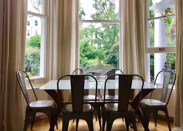 Stunning 2 Bed/2Bath Flat In Heart Of Kensington