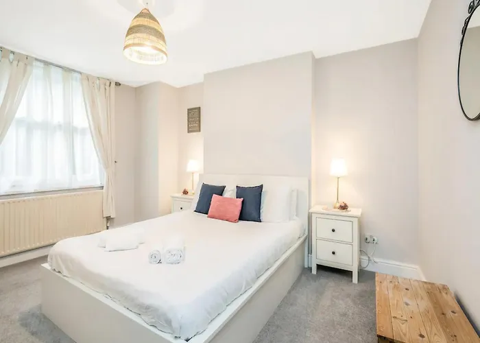 Pass The Keys City Break Apartment By Acton Main Line