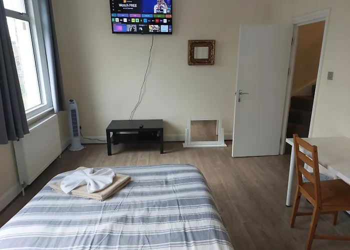 Family Friendly 3 Bedroom Flat Zone 2 - Children Stay Free!