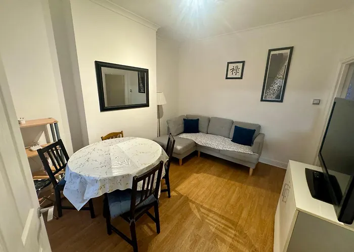 4 Bedroom House In Turnpike Lane/Wood Green