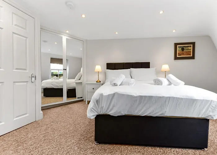 Modern 2 Bedroom Flat For 4 In Greater London