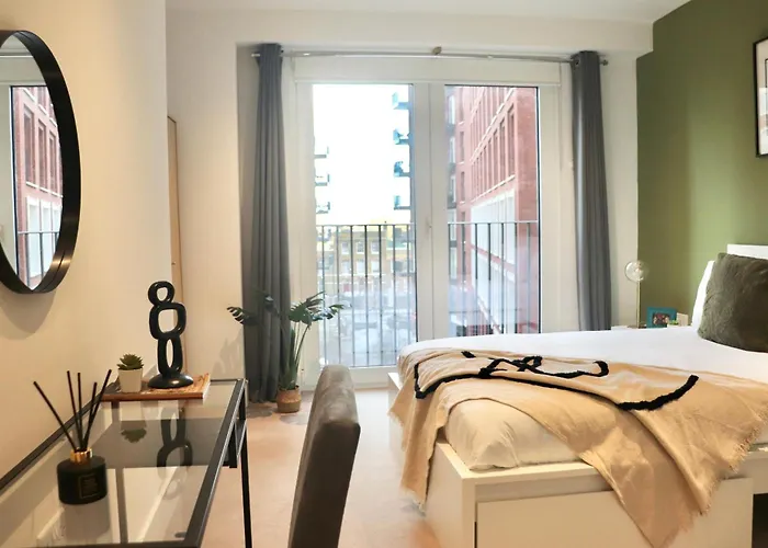 Luxury 2 Bed Apartment Vauxhall, Balcony, Sleeps 4, Central London - Open For Business Stays, Long Stays, Families Relocating