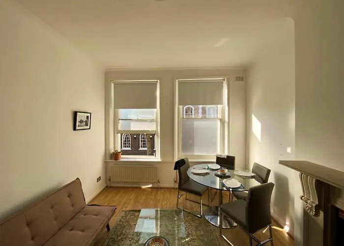 Two Bed Apartment Minutes From Hammersmith