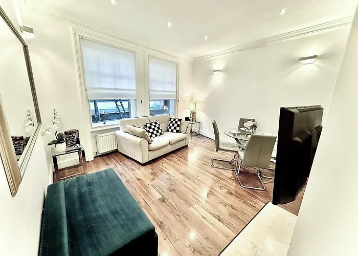 Alluring 2-Bed, 2-Bath Flat On High Street Kensington, Near Kensington Palace