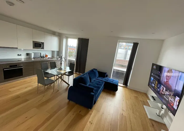 Luxury Top Floor Penthouse Apartment Near Heathrow