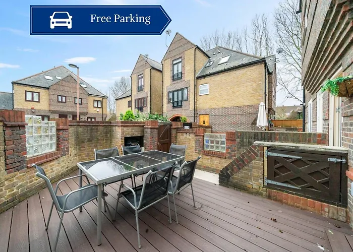 Glamorous 2Br House, Outdoor Space & Free Parking