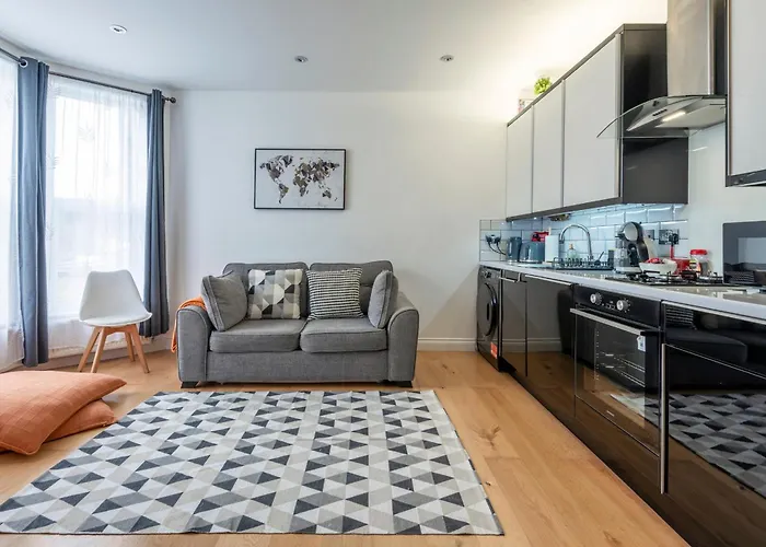 Woodside Gardens Luxury Properties Near Alexandra Palace, Tottenham Stadium & Drumsheds