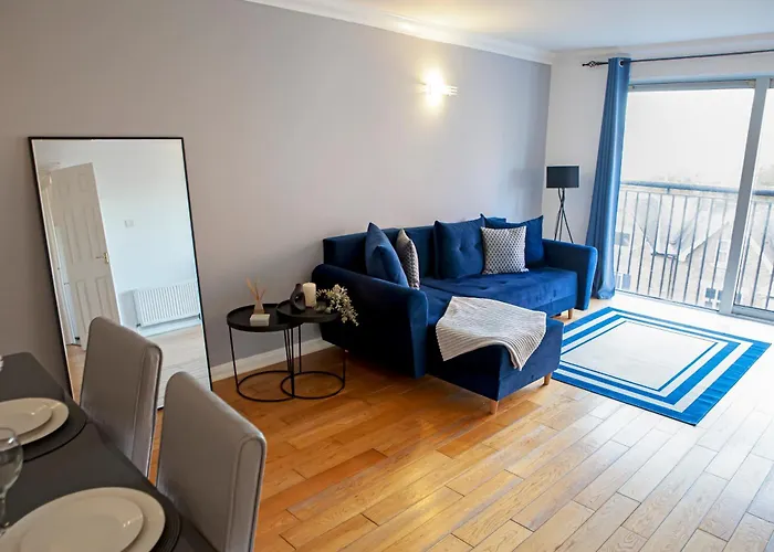 Spacious 2 Bed Flat In Wimbledon With Private Parking