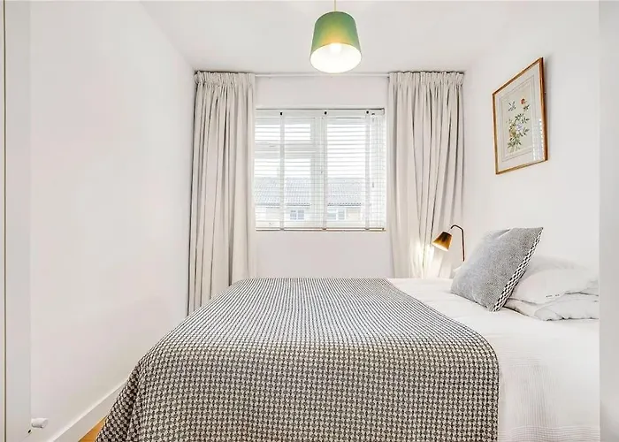 2 Bed Bright Flat In Fulham
