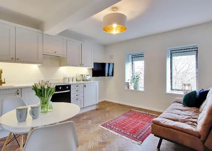 Chic 2-Bed Apartment, Free Wi-Fi And Parking