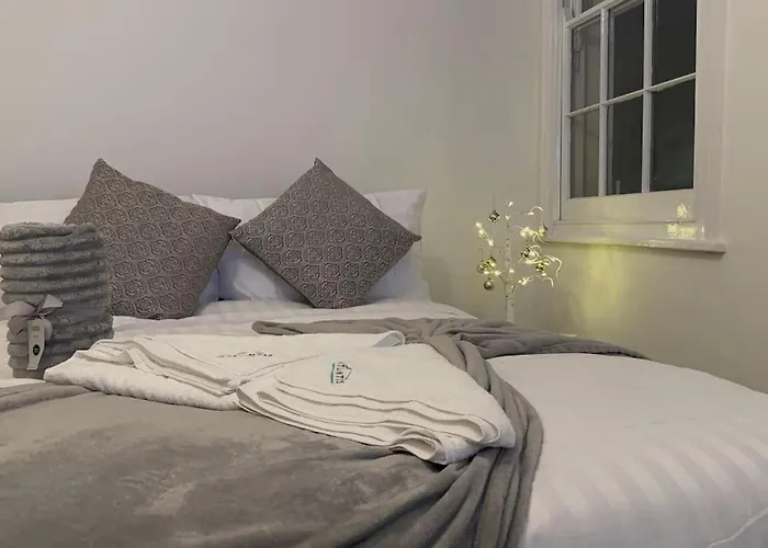 4 Bedroom Entire Flat, Kings Cross Road