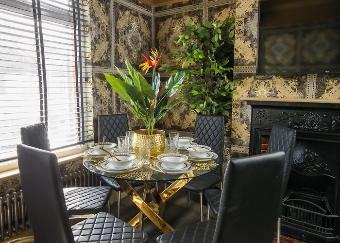 Luxury Versace 1 Bed Hot Tub Pool Table Sky Tv