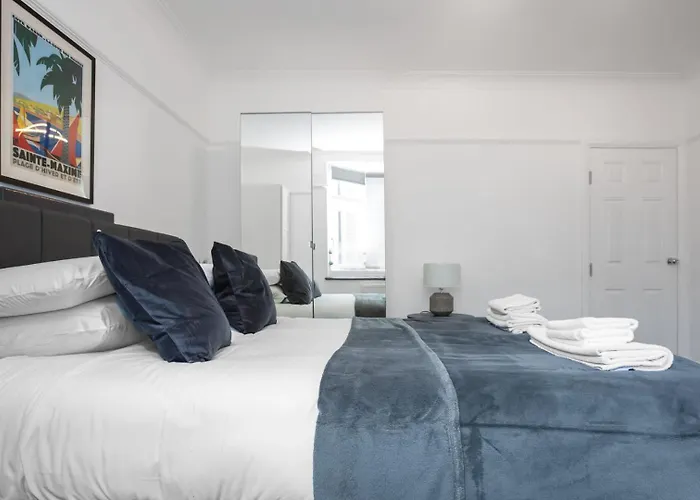 Modern 2 Bed Apartment In Prime Camden Sleeps 6