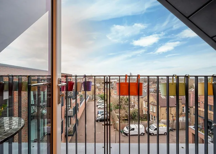 Chic City 1 Bedroom Apartment With Balcony Views