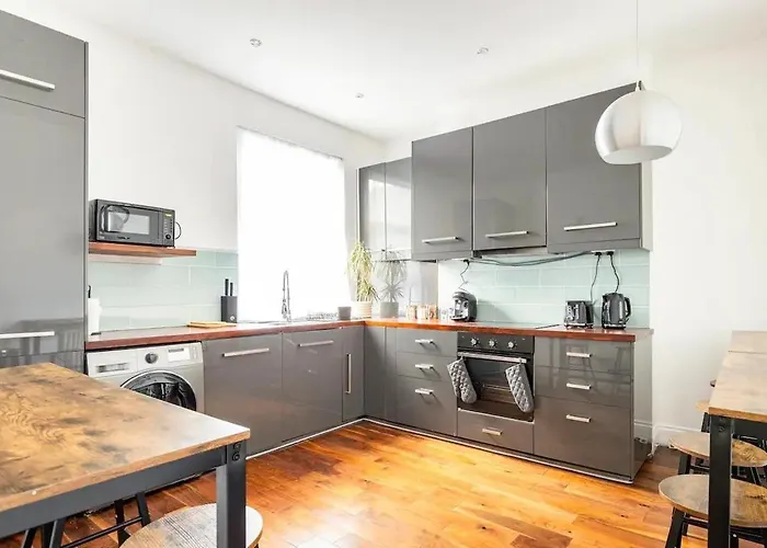 3 Bedroom Central London Townhouse 2Min To Station, Sleeps 8