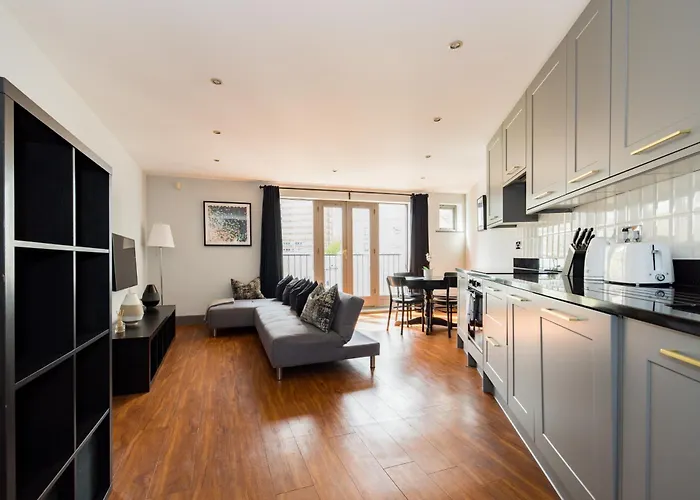 Spacious 2 Bed Battersea High Street